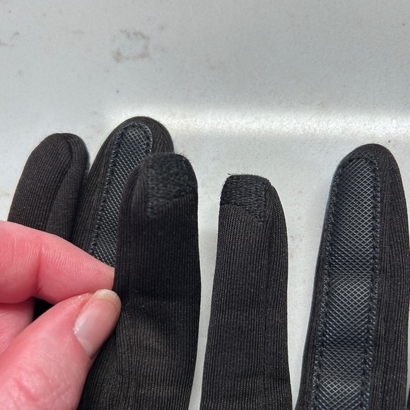 Women’s Ruched Isotoner Gloves - Picture 7 of 11